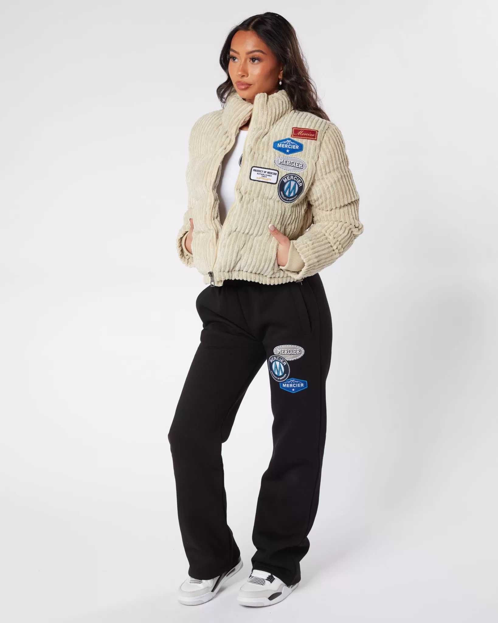Best Mercier Giacca da donna con cordone beige e distintivo.